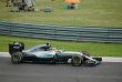 Stále stejný obrázek, Lewis Hamilton (Mercedes-AMG Petronas W07) vítězí, pokud nevítězí týmový kolega Nico Rosberg...