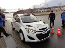 Hyundai i20 WRC odpovídá předpisům FIA WRC, má přeplňovaný motor 1.6 Turbo, sekvenční převodovku a pohon všech kol
