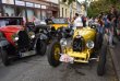 Legendární vozy Bugatti soustředěné před restaurací Škoda lásky na náměstí ve Zbraslavi