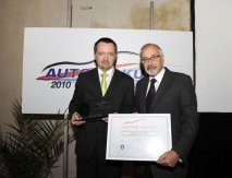 Jan Hurt (Škoda Auto) převzal cenu Auto roku KMN 2010 od Tomáše Hyana, předsedy odborné poroty