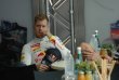 Sebastian Vettel přemýšlí, nedaří se mu, jak by si přál...