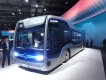 Mercedes-Benz Future Bus má také futuristický interiér, ale není to elektromobil, pohon je šestiválcem řady 936 na naftu nebo zemní plyn