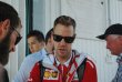 Sebastian Vettel se po sobotním příchodu do paddocku podepisuje příznivcům
