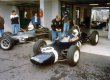 Mark Linstone (Brabham BT11 BRM), v pozadí Ean Pugh (BRM)