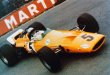 Bruce McLaren za volantem vozu McLaren Ford F1