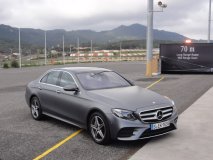 Vrcholem řady je Mercedes-Benz E 400 4Matic, který prokázal vynikající jízdní vlastnosti jak na okruhu, tak na silnicích v okolí portugalského Cascais