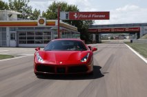 Nejprve jsme novinku Ferrari 488 GTB prověřili na zkušebním okruhu ve Fioranu... 