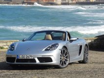 Stříbrný vůz byl základní Porsche 718 Boxster, poháněný dvoulitrovým motorem, ale s dvouspojkovou převodovkou PDK