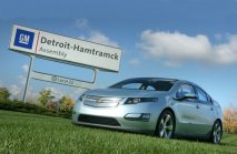 Chevrolet Volt, vítěz NA COTY 2011, před výrobním závodem v Detroitu