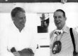 Dan Gurney a Rob Walker (ano, ze slavného rodu, kam patří i Johnny Walker), jinak šéf úspěšného soukromého týmu formule 1