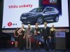Cenu pro Kodiaqa převzal Miroslav Bláha, vedoucí prodeje Škoda Auto pro ČR, z rukou předsedy poroty Tomáše Hyana a zástupce generálního partnera Karla Zetky (vpravo) 
