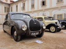 Výstava automobilů ze Škoda Auto Muzea, v popředí unikátní aerodynamický sedan Škoda typu 935 (prototyp 1935, vznikly dva kusy), za ním Rapid (rovněž 1935)