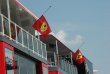 Vlajky Ferrari na půl žerdi, Sergio Marchionne zemřel ve středu před závodem...