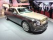 Bentley Mulsanne EWB v prodloužené verzi; komu to nestačí, může mít o metr delší Grand Limousine by Mulliner (byla ukryta v pozadí stánku)