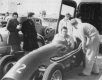 Kenneth McAlpine letos oslavil 99 let (nejstarší žijící jezdec F1; na snímku s vozem Connaught typu A v Castle Combe 1950)