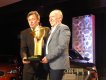 Mike Rutherford předává Ianu Callumovi cenu World Car of the Year 2019 pro Jaguar I-Pace
