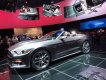Ford Mustang Convertible vjíždí na pódium při novinářské premiéře