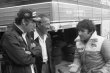 Uprostřed Teddy Yip z Hong Kongu, zakladatel týmu Theodore Racing, a vpravo Jean-Pierre Jarier, který v Dijonu zůstal bez angažmá pro formuli 1...