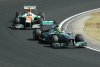 Hungaroring patří ke stálicím šampionátu F1; na snímku Nico Rosberg (Mercedes-AMG) před Adrianem Sutilem (Force India)