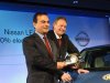 Carlos Ghosn a Hakan Matson s trofejí Car of the Year 2011