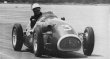 Kenneth McAlpine letos oslavil 99 let (nejstarší žijící jezdec F1; na snímku s vozem Connaught typu A v Silverstone 1952)