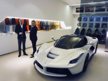 Robert Pergl (vpravo) přebírá LaFerrari v pražském showroomu Scuderia Ferrari