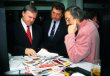 Herbert Schnitzer (zcela vlevo) při rozhovoru s autorem článku v brněnském showroomu Renocar (1993)