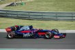 Carlos Sainz (Toro Rosso STR12) tvrdě bojoval s Fernandem Alonsem, ale nakonec staršímu a zkušenějšímu krajanovi podlehl...