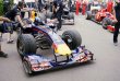 Konstruktér Adrian Newey za volantem Red Bullu RB5 v Goodwoodu