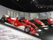 Zleva monoposty Ferrari F2004, F1-90 a 312 T4